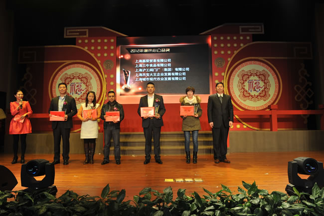 楊猛接受華亭鎮(zhèn)黨委副書(shū)記鄭紅兵頒發(fā)的熱心公益獎(jiǎng)