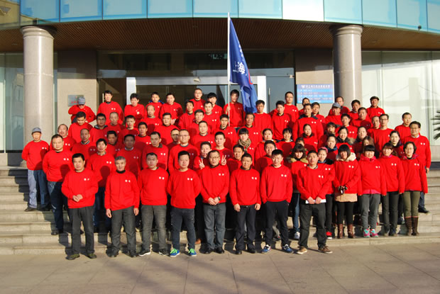 參加長(zhǎng)跑活動(dòng)員工出發(fā)前在公司大樓前合影