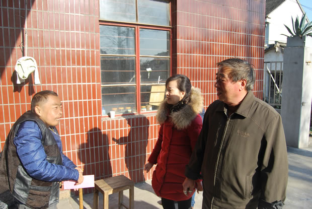 滬工閥門(mén)結(jié)對(duì)慰問(wèn)尿毒癥病人高志超(圖1)