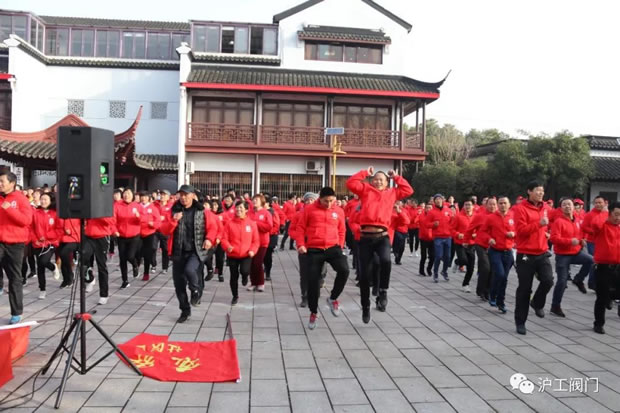 開跑前熱身 其樂(lè)融融