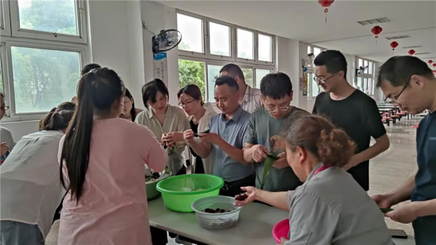 2021年上海滬工閥門廠端午節(jié)包粽子活動(dòng)(圖3)