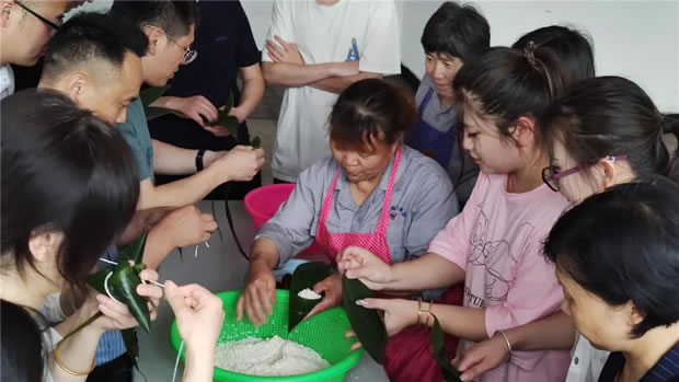 2021年上海滬工閥門廠端午節(jié)包粽子活動(dòng)(圖4)