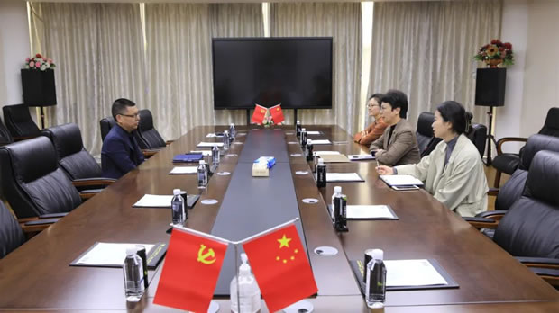 華亭鎮(zhèn)黨委書(shū)記何蓉走訪上海滬工閥門廠(圖1)